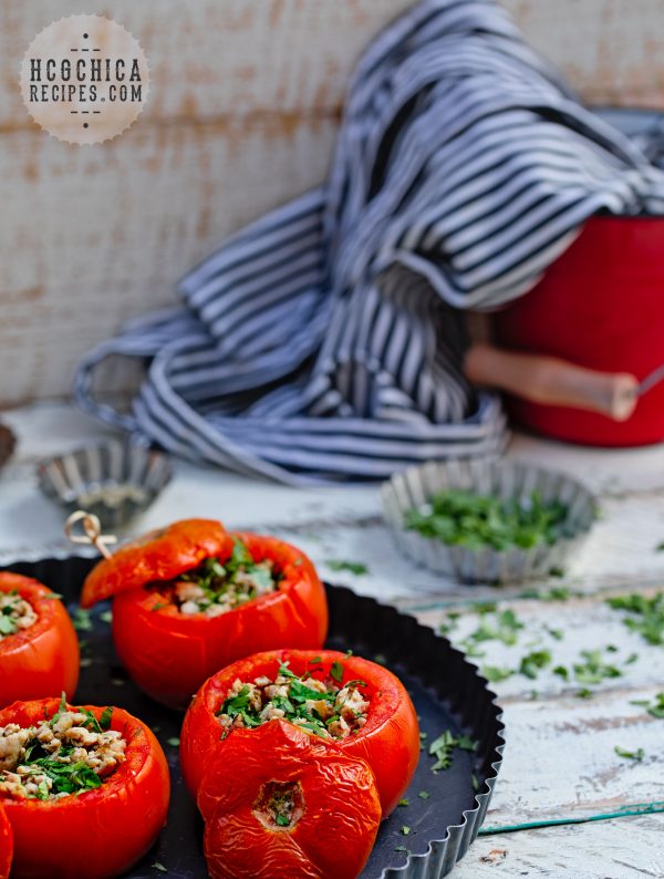 P2 hCG Diet Lunch/ Dinner Recipe - 190 calories: Mediterranean Baked Chicken Stuffed Tomatoes - hcgchicarecipes.com - protein + veggie meal